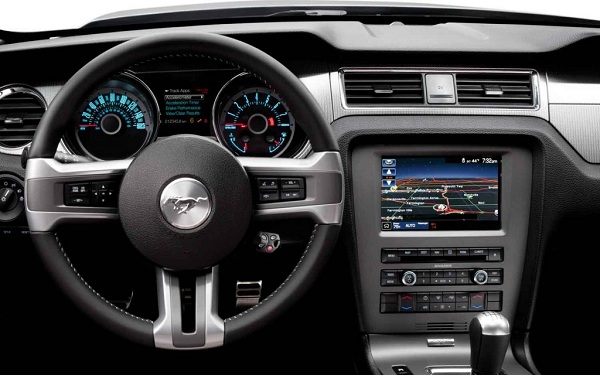 2013-Ford-Mustang-interior-1024x640