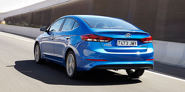 Hyundai-Elantra-dinamica-trasera