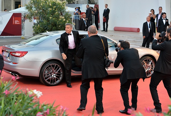 George_Clooney_saliendo_del_a_Maserati_Quattroporte_en_el_Festival_de_Cine_de_Venecia