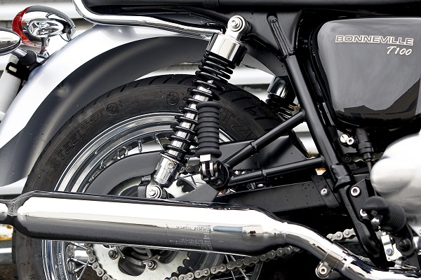 Triumph_T100_Meriden_m-10