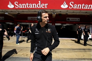 Pedro de la Rosa por el paddock de Silverstone