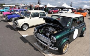 25.000 entusiastas de más de 40 países se reunieron en Silverstone para desearle un feliz 50º cumpleaños a Mini