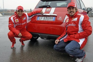 Abarth subasta un 695 Tributo Ferrari con fines solidarios firmado por Alonso y Masa