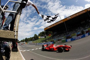 Adrián Vallés sigue líder indiscutible de la Superleague Formula