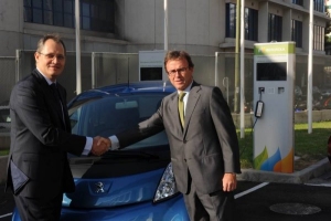 Peugeot firma un acuerdo con Iberdrola para impulsar el coche eléctrico