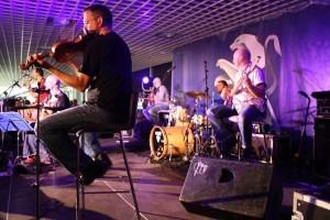 Peugeot inaugura un nuevo concesionario con un concierto de Celtas Cortos