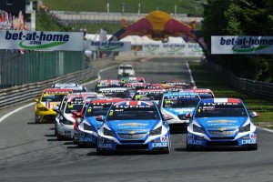 Chevrolet WTCC, nuevo triplete en la primera carrera de Austria