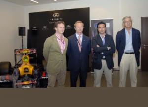 Christian Horner visitó el centro Infiniti en Valencia 