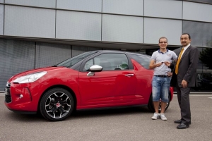 Javier Yague recibe las llaves de su nuevo coche