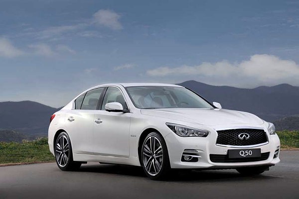 Infiniti Q50, nueva berlina media en el segmento premium