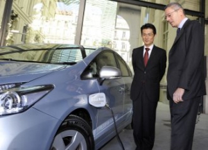 El alcalde de Madrid, Alberto Ruiz-Gallardón utilizará como coche oficial un Prius Híbrido Enchufable