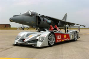 El Audi R10, ganador de Le Mans, frente a un reactor de combate
