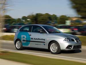 El Banco Sabadell lanza una oferta de renting con el Seat Ibiza incluyendo publicidad permanente en los coches