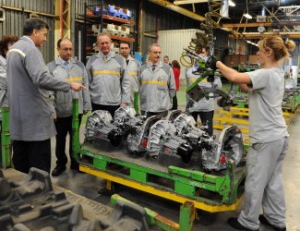 El Director de Renault de visita en la factoría de cajas de cambio de Renault