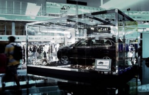 El nuevo Touareg expuesto en un terrarium en el aeropuerto de Barcelona