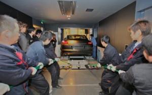 El Porsche Panamera dentro de un montacargas