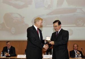 El Presidente de la Alianza Renault-Nissan Carlos Ghosn recibe la medalla FISITA 2011.