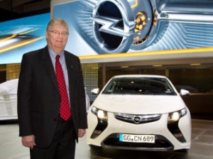 El Presidente de Opel, Nick Reilly, Conduce el Ampera hasta el Salón del Automóvil de Ginebra