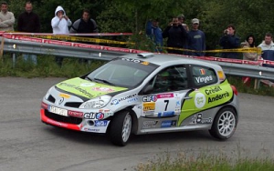 El Renault Clio R3 en el podium del Rallye de Cantabria