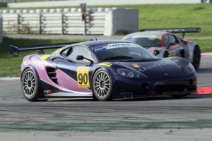 Escámez y Monzón logran cruzar la meta de la segunda carrera tras recomponer el coche