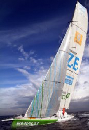 Espectacular remontada del barco Renault Z.E., que se muestra incansable en su lucha