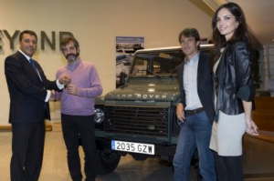 Eugenia Silva y Tommy Robredo, ganadores del I Land Rover Discovery Challenge, entregan el premio a la Fundación Oso Pardo.