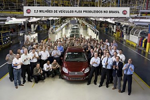 Fiat celebra los 30 años del primer vehículo de etanol