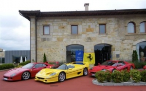 Fin de semana en Lastres color rojo Ferrari