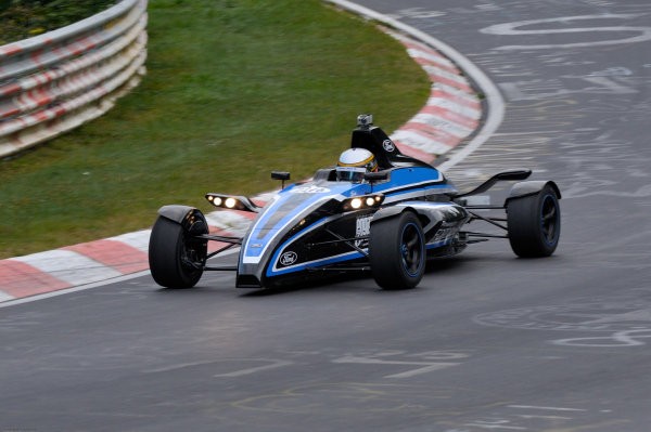 Un monoplaza de la Fórmula Ford rueda en Nurburgring con un motor Eco Boost 1.0