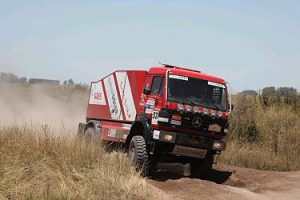 Francesc Selga, Félix Salido y Jordi Torra en la Baja España con un camión Mercedes