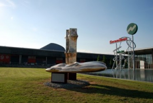 Inauguración de la escultura «Disco Volante» en la Feria de Milán en el centenario Alfa Romeo