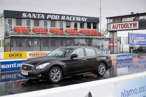 Infiniti M35h: récord Guinnes de aceleración