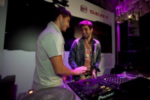 Jaime Alguersuari celebra el Salón de Barcelona con SEAT