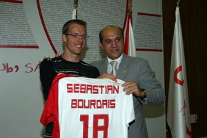 La afición sevillista acoge a Sebastian Bourdais en el Sanchez Pizjuán