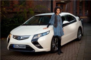 La cantante Katie Melua, nueva Embajadora de la Marca Opel