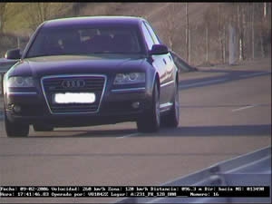 La Guardia Civil de Tráfico detiene un vehículo que circulaba a 260 kilómetros por hora