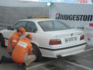 La mitad de los neumáticos inspeccionados en la Campaña de Seguridad de Bridgestone 2006, por debajo del límite de seguridad