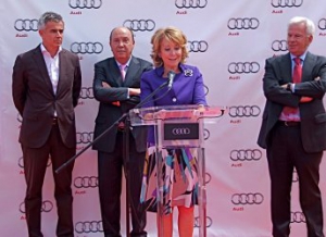 La Presidenta de la Comunidad de Madrid coloca la primera piedra de Audi Center Madrid Las Rozas