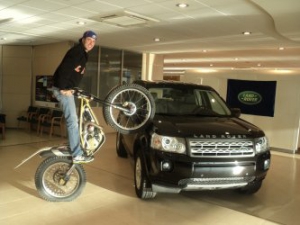 Land Rover patrocina a Adam Raga