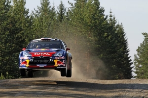 WRC: Loeb vence en Finlandia en una de sus mejores actuaciones