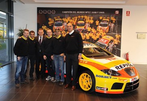 Los pilotos de SEAT Sport celebran con la plantilla de SEAT los dos títulos conseguidos en el Mundial de Turismos