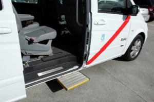 Mercedes-Benz entrega los primeros monovolumen Viano Autogas para Taxi adaptados
