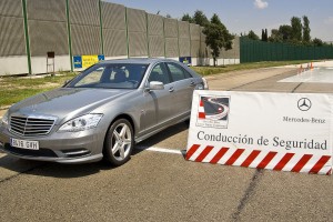 Mercedes, cursillos de conducción y seguridad