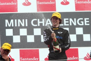 Mini Challenge: Javi Villa vencedor de la primera carrera en Montmeló