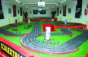 Muestran el trazado del futuro circuito de velocidad de Pinto con dos scalextric de 6 metros