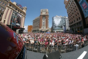 Multitudinario Karaoke en la Gran Vía promovido por Citroën.