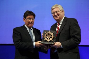 Nick Reilly recoge el premio de Honor Pilot 2011 concedido a General Motors