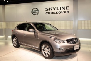 Nissan presenta el Skyline Crossover para el mercado japonés.