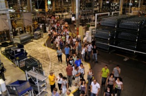 Opel abre sus puertas y da la bienvenida a sus empleados, familiares y amigos.