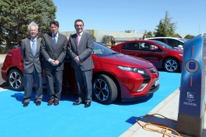 Opel entrega a Endesa el primer Ampera en España